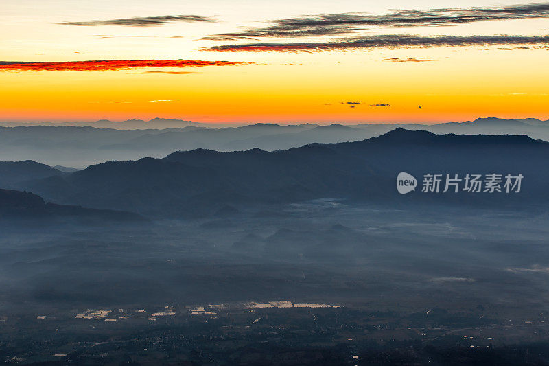 在日落时分的山和雾层，景观在Doi Luang Chiang Dao，高山在清迈省，泰国